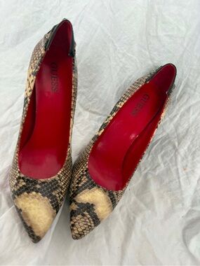 GUESS pointed toe snake print heels w/red interior stiletto pumps BOLD GLAM Y2K